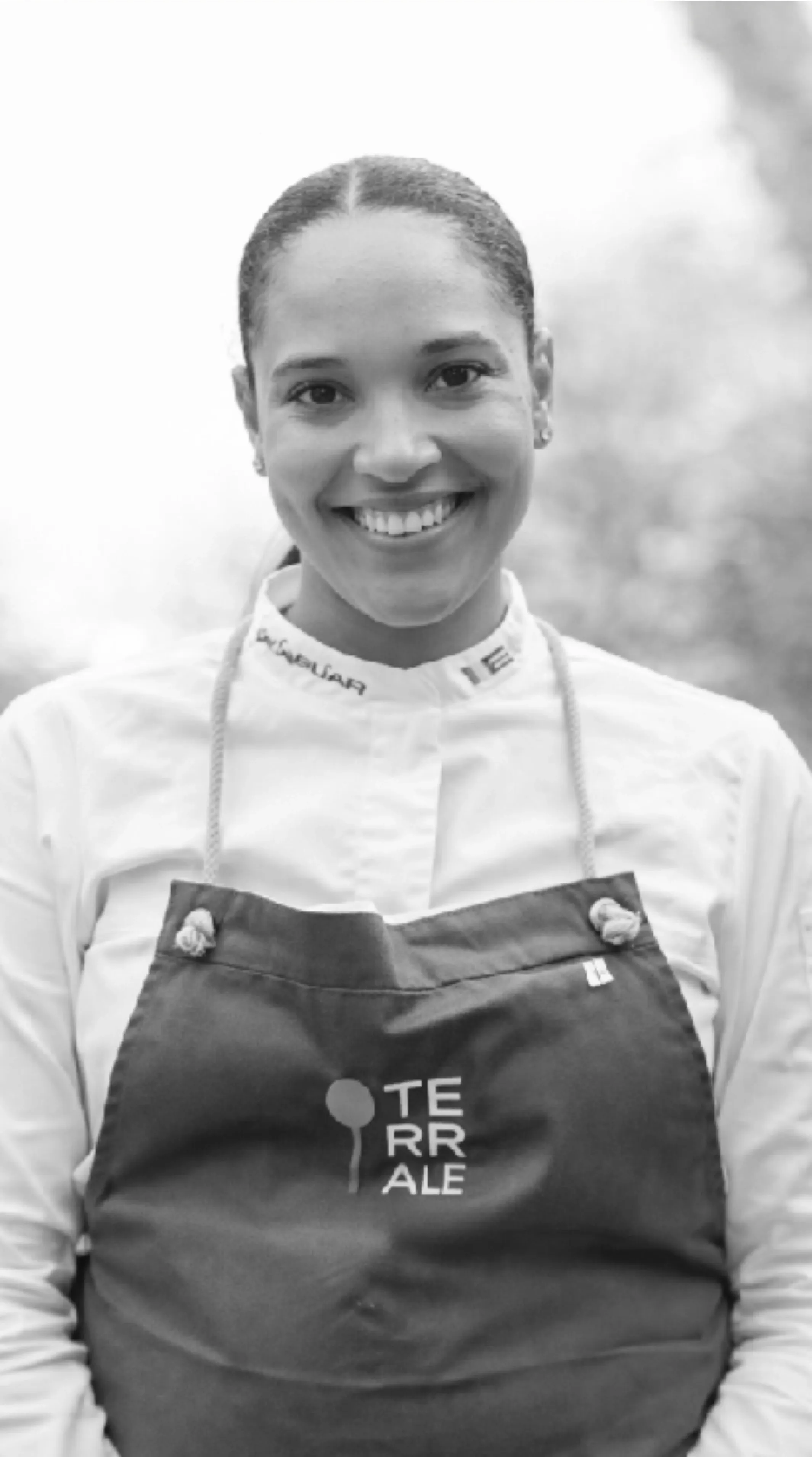 Saylem, en blanco y negro, con chef coat y brazos cruzados